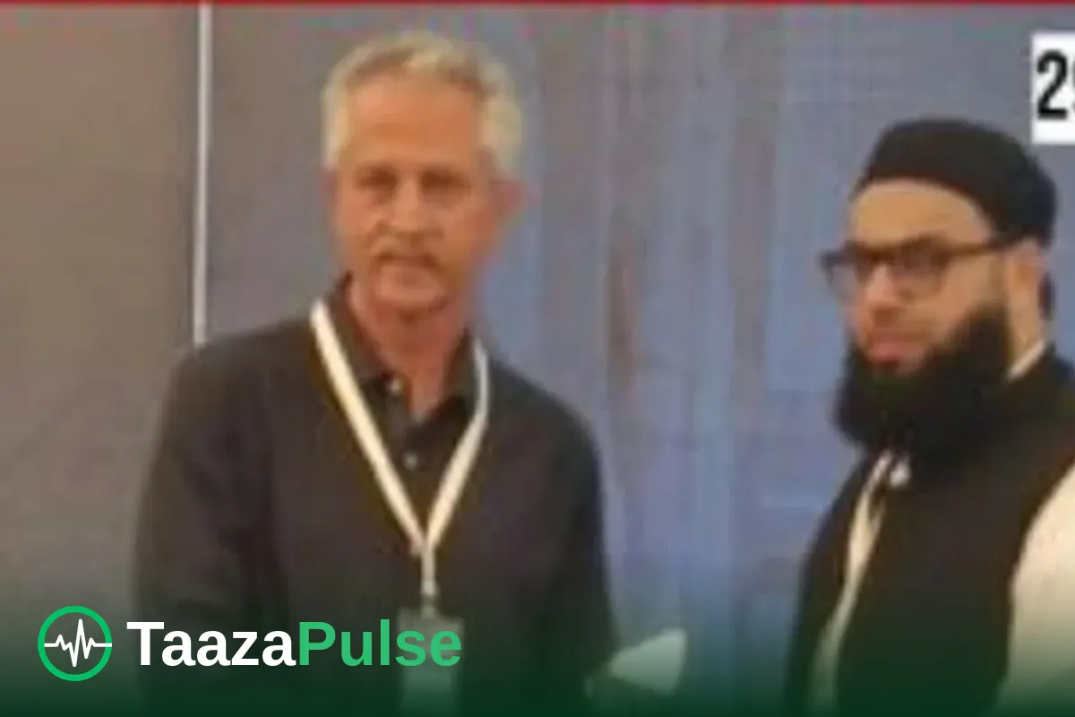 جامعہ بنوریہ کے دورے کے دوران وسیم اختر مفتی نعمان نعیم کے ہمراہ