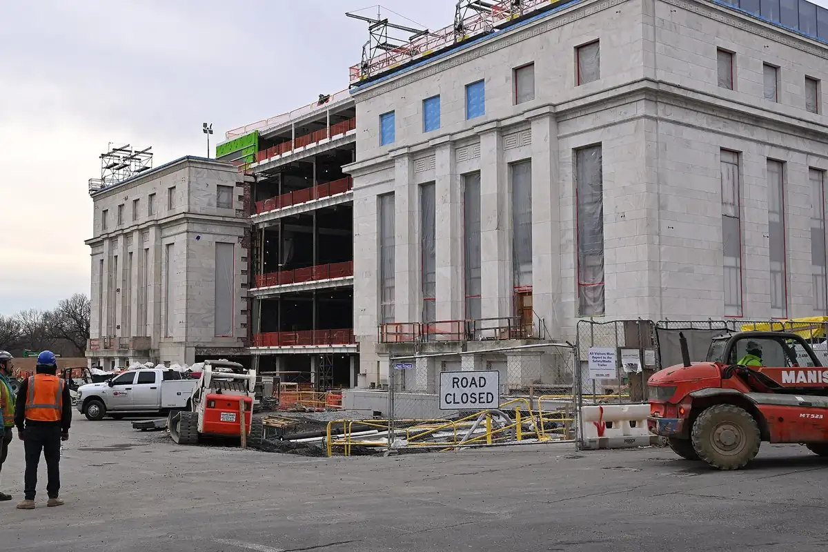 The Eccles Building in Washington during its renovation (photo: Wikimedia Commons)
