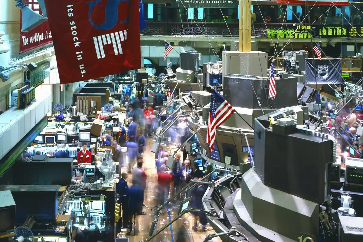 Traders on the floor of the New York Stock Exchange (photo: Wikimedia Commons)