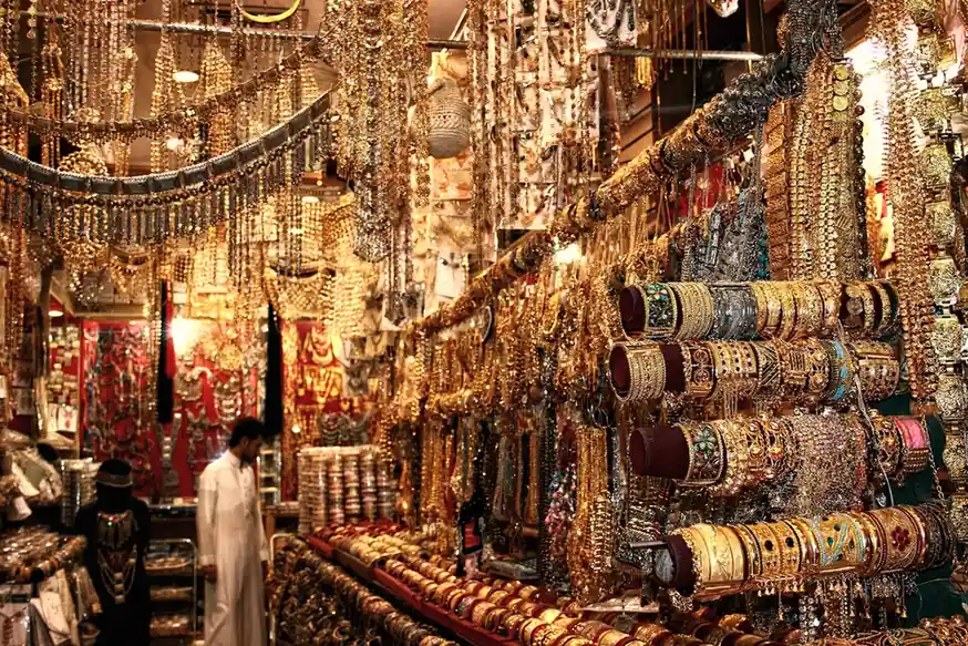بازار میں سونے کے زیورات کی نمائش