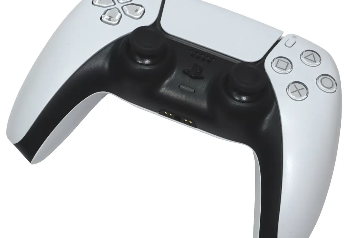 A PlayStation 5 DualSense controller (photo: Wikimedia Commons)