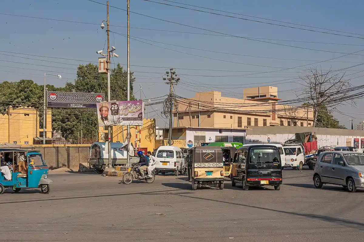 Central Prison Karachi, seen from the road outside the facility (photo: Wikimedia Commons)