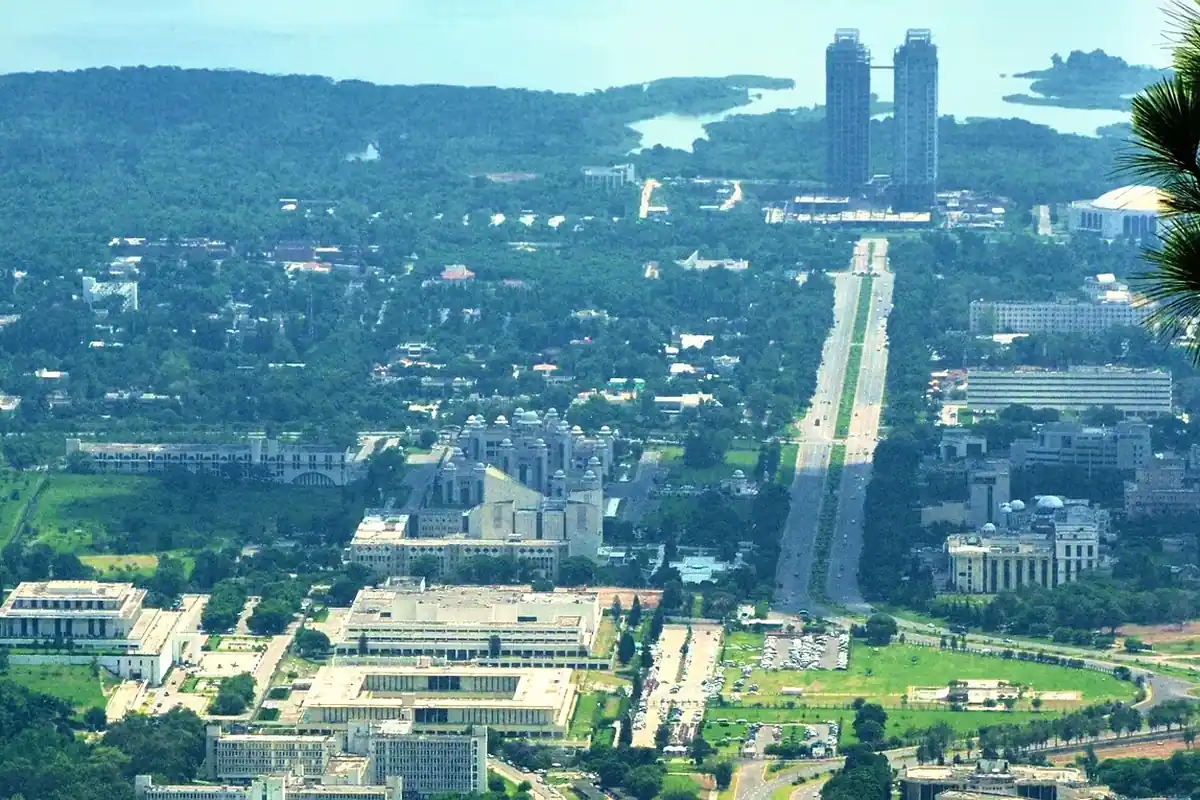 Constitution Avenue in Islamabad (photo: Wikimedia Commons)