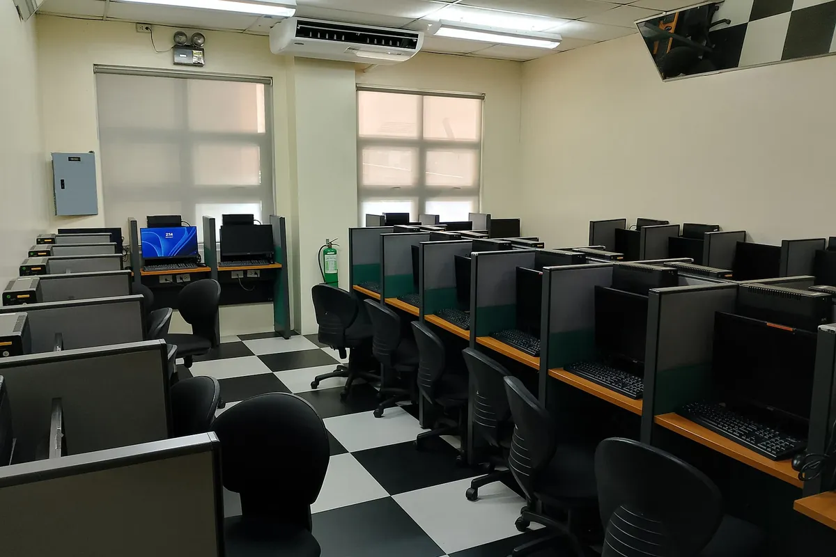 Students working in a university computer laboratory (photo: Wikimedia Commons)