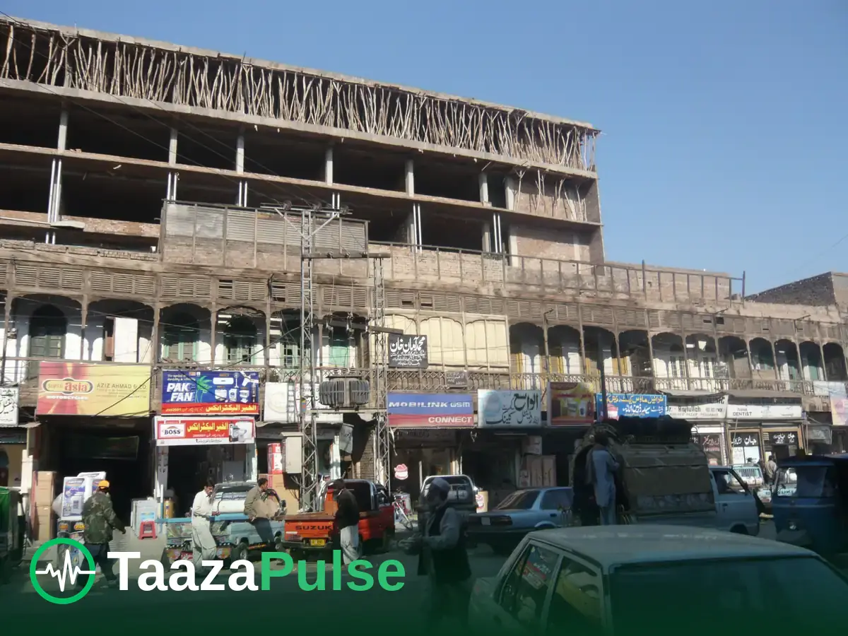پشاور شہر کی پرانی گلی میں مصروف سڑک